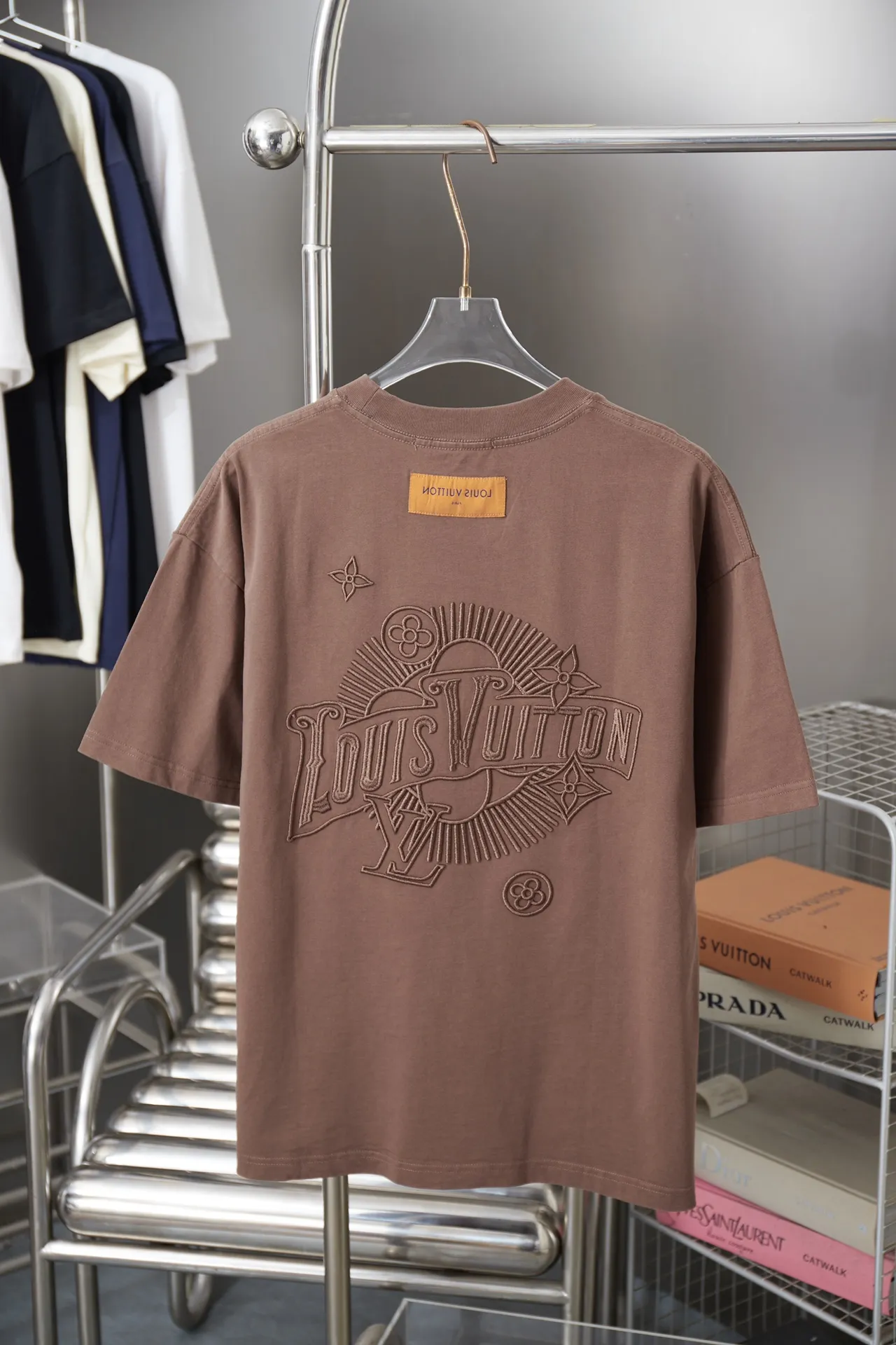 🅿️200 1V 25SS early spring new style short sleeves with embroidered letters, light luxury, a must-have item for daily commuting for men and women, correct version, welcome to compare, detailed features · 320g 100% pure cotton double yarn jersey fabric · Special thickened 32 pieces of double-strand 1X1 thread in the same vat custom dyeing · Imported Tajima machine embroidered LV letters · Double needle stitching and cross-stitching technology · Original main mark, washable tag, brand moisture-proof paper packaging Color: black/white/coffee Size: S/M/L/XL